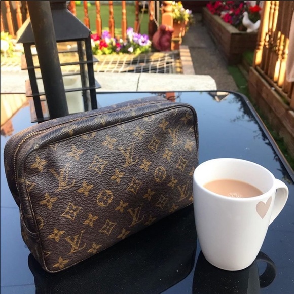 ♥️TOILETRY 28♥️ Authentic Louis Vuitton Trousse!